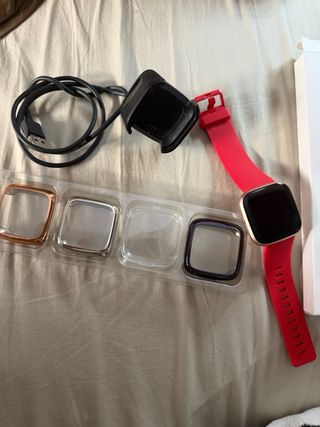 Fitbit Versa 2 - Correa Roja y Carcasa Dorada