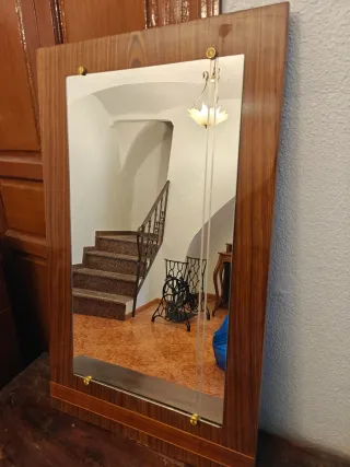 Specchio con cornice in legno