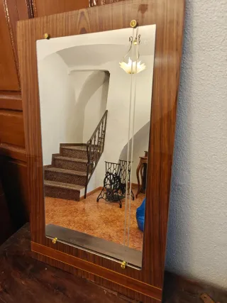 Specchio con cornice in legno