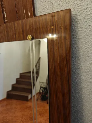 Specchio con cornice in legno