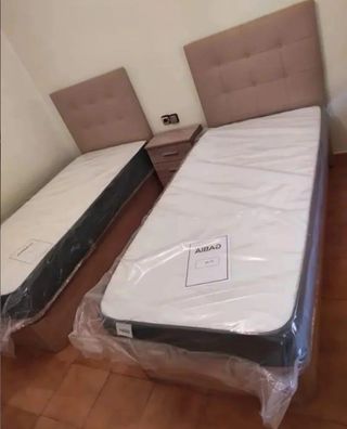 2 letti singoli con testiere