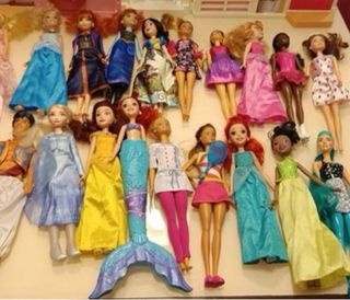 Lote 18 Barbies y Muñecas Variadas