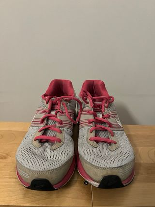 Zapatillas Nike grises y rosas