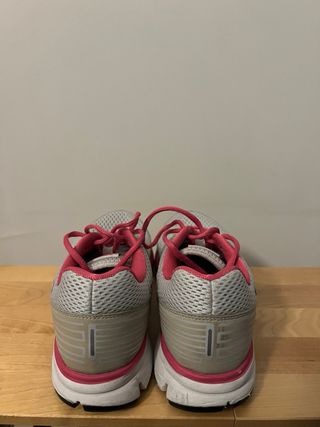 Zapatillas Nike grises y rosas