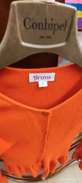 Golfino arancione con volant