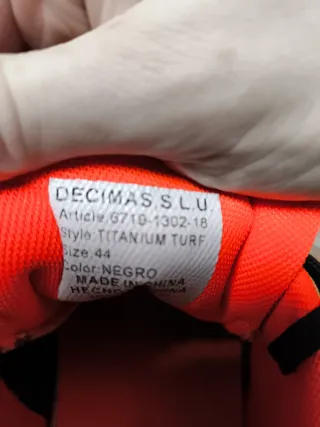 Deportivas fútbol multitaco negras y naranjas