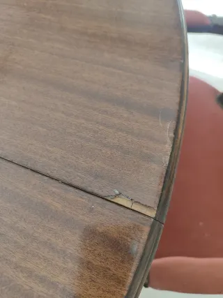 Mesa extensible madera y 4 sillas ratán