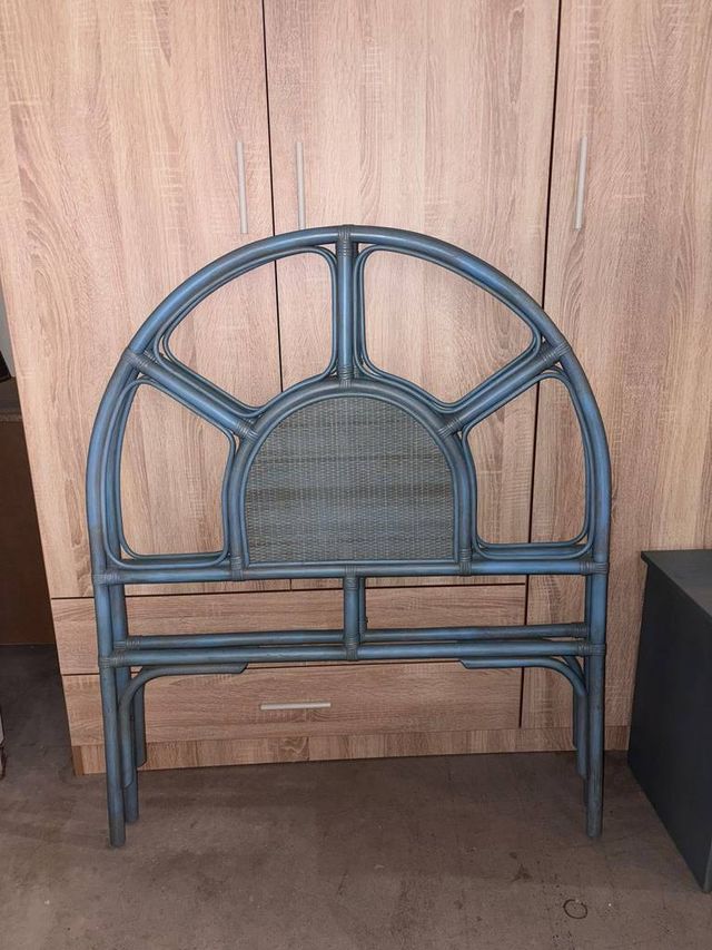 2 CABECEROS Y UNA MESITA