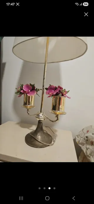 Lámpara de mesa dorada con flores