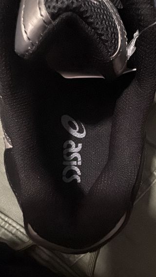 Zapatillas Asics Negras y Grises