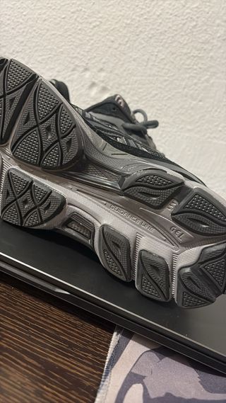 Zapatillas Asics Negras y Grises