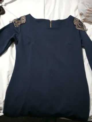 Vestido azul con adornos plateados en hombros