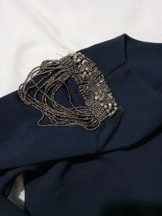 Vestido azul con adornos plateados en hombros