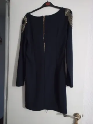 Vestido azul con adornos plateados en hombros