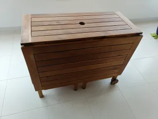 Tavolo in legno per terrazzo con ruote e 4 sedie