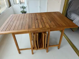 Tavolo in legno per terrazzo con ruote e 4 sedie