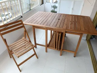 Tavolo in legno per terrazzo con ruote e 4 sedie