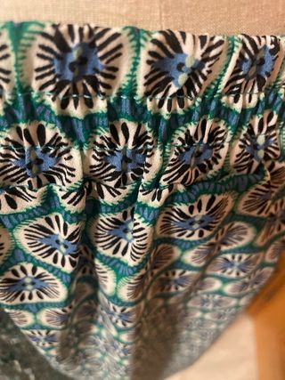 Pantalón estampado verde y azul