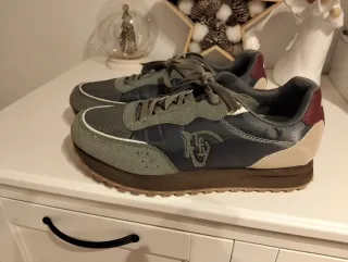 Zapatillas deportivas grises y marrones