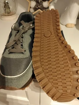 Zapatillas deportivas grises y marrones