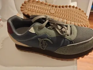 Zapatillas deportivas grises y marrones