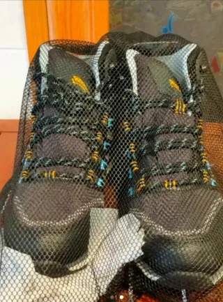 Botas crivit de montaña negras y azules