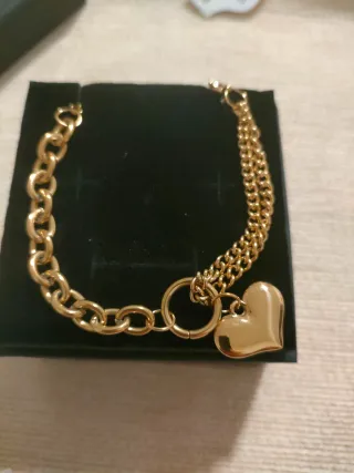 Pulsera dorada con colgante de corazón