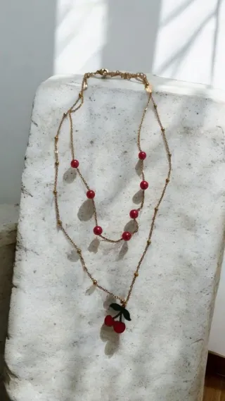 Collar doble con cerezas y perlas rojas