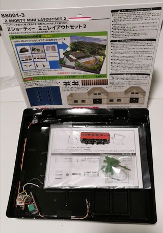 Modello di treno elettrico Z con locomotiva, binari e controllo