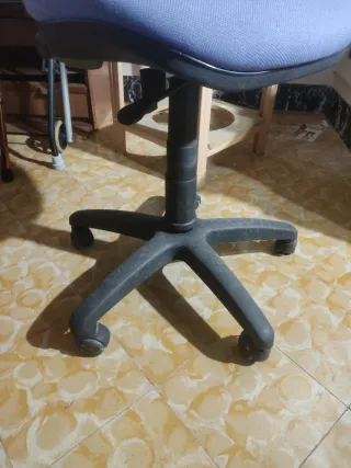 Silla de oficina azul y negra