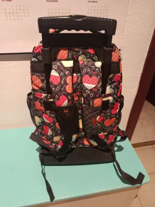 Mochila con ruedas y estampado marca totto