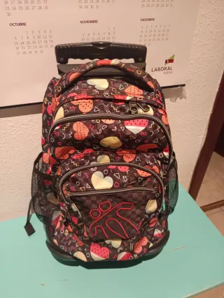 Mochila con ruedas y estampado marca totto
