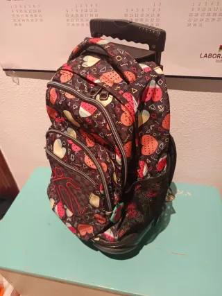 Mochila con ruedas y estampado marca totto