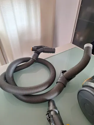 Aspiradora Dyson con accesorios