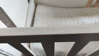 Cuna de bebé blanca con diseño de dinosaurio