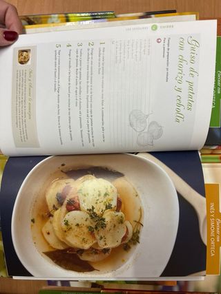 Cocinar con Inés y Simone Ortega. ￼