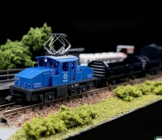 Locomotiva elettrica KATO N con carri merci