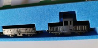 Locomotiva elettrica KATO N con carri merci