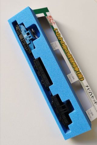 Locomotiva elettrica KATO N con carri merci