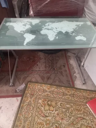 Mesa de cristal moderna con mapa del mundo