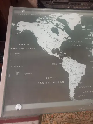 Mesa de cristal moderna con mapa del mundo