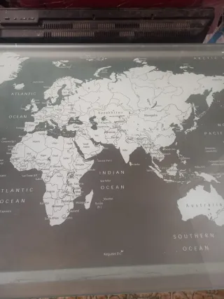 Mesa de cristal moderna con mapa del mundo