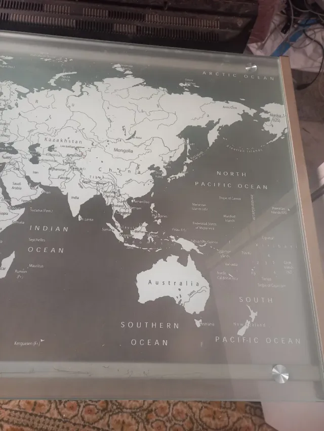 Mesa de cristal moderna con mapa del mundo