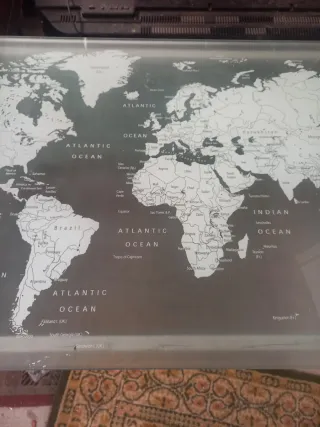 Mesa de cristal moderna con mapa del mundo