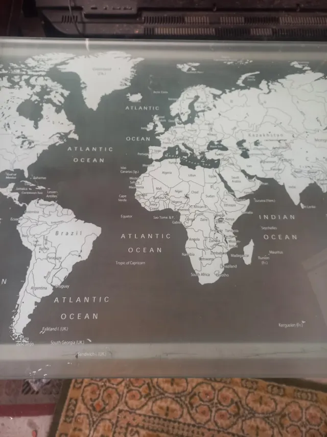 Mesa de cristal moderna con mapa del mundo
