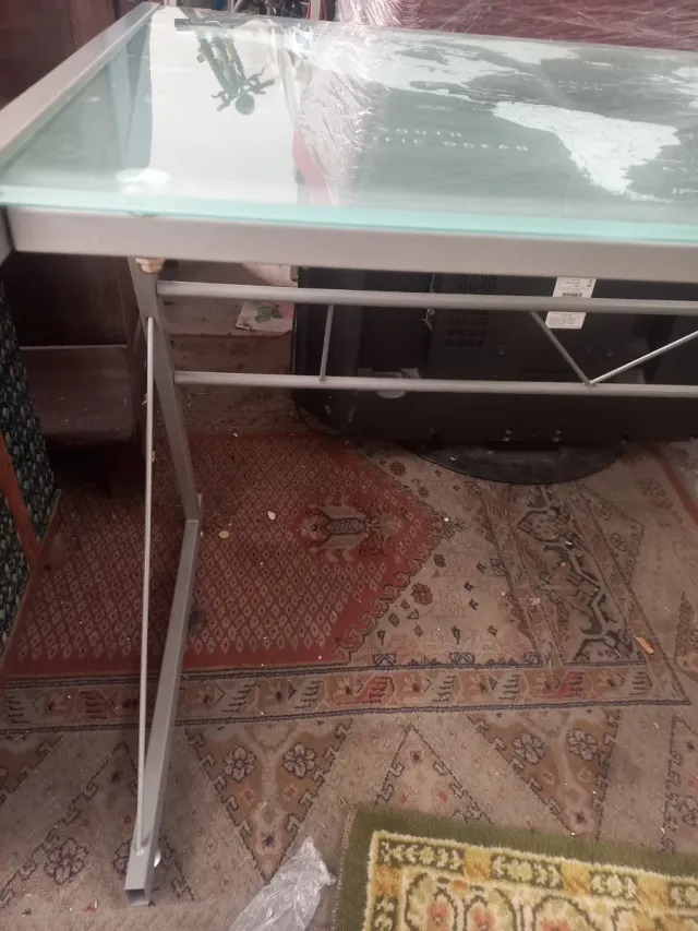 Mesa de cristal moderna con mapa del mundo