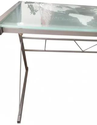 Mesa de cristal moderna con mapa del mundo