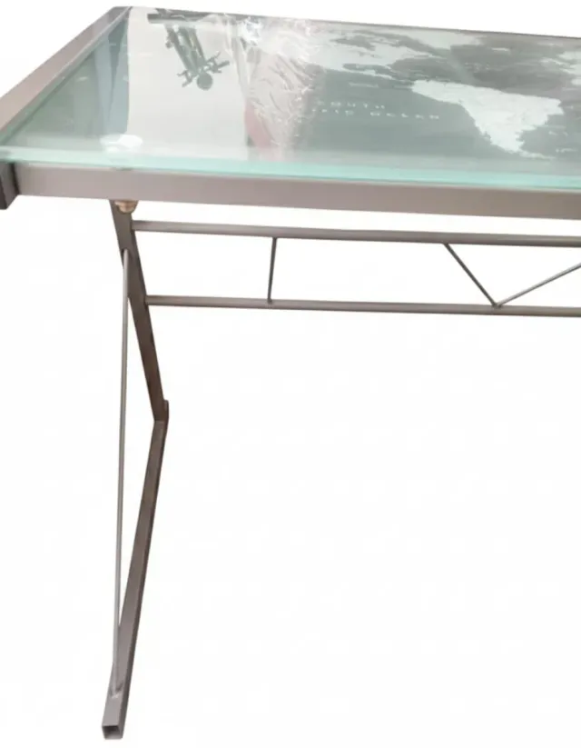 Mesa de cristal moderna con mapa del mundo