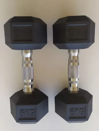 Soporte y par de mancuernas de 6 kilos.