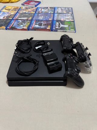 PS4 nera con 3 controller e giochi